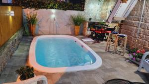 Chalé com piscina perto do mar