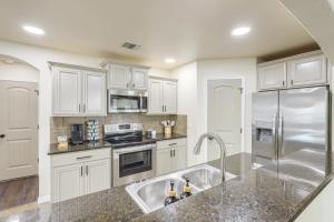 8 Mi to Fort Cavazos! Modern Home w Fire Pit