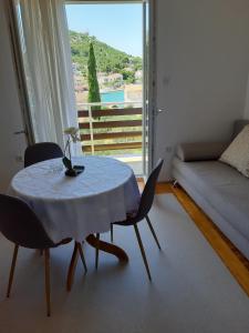 Apartments by the sea Tisno, Murter - 17716