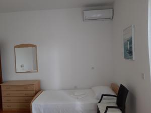 Apartments by the sea Tisno, Murter - 17716