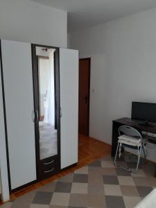 Apartments by the sea Tisno, Murter - 17716