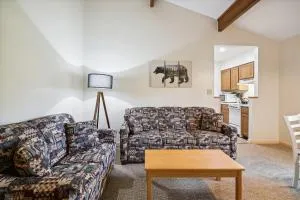 Cedarbrook Queen Suite 202 - South Sherburne