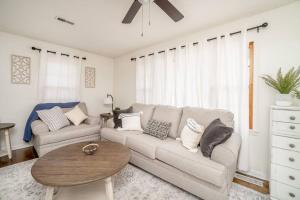 2 Bed 1 Bath Home w 2 Car Garage & Fenced Yard