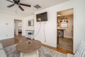 2 Bed 1 Bath Home w 2 Car Garage & Fenced Yard