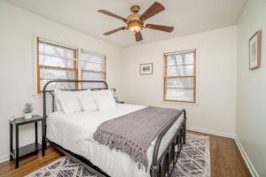 2 Bed 1 Bath Home w 2 Car Garage & Fenced Yard