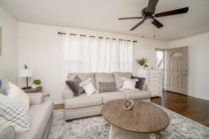 2 Bed 1 Bath Home w 2 Car Garage & Fenced Yard