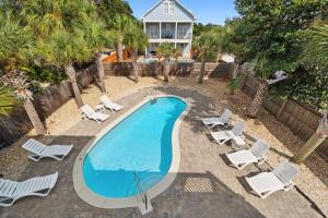 Crystal Gem With Pool And Beach Chair Setup