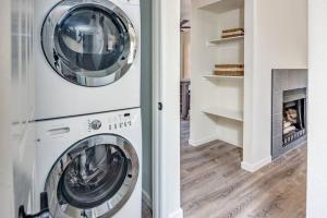 Stylish 1bd in of Old Town Heated HotTub