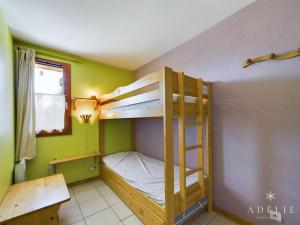 Appartements Appartement Montvalezan-La Rosiere, 3 pieces, 6 personnes - FR-1-398-657 : photos des chambres