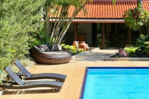 Casal no centro, piscina aquecida, banheira, sauna