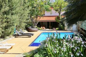Casal no centro, piscina aquecida, banheira, sauna