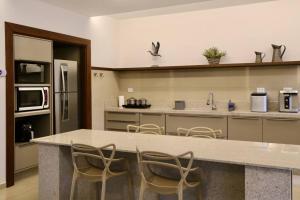 Casal no centro, piscina aquecida, banheira, sauna