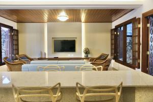 Casal no centro, piscina aquecida, banheira, sauna