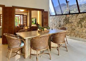 Casal no centro, piscina aquecida, banheira, sauna