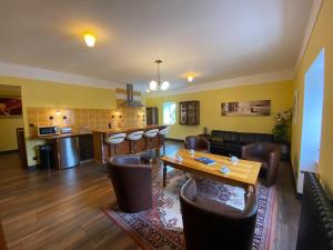 Maisons de vacances Comfortable holiday apartment on the 2nd floor of an elegant manor house : photos des chambres