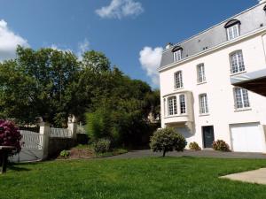 Maisons de vacances Comfortable holiday apartment on the 2nd floor of an elegant manor house : photos des chambres