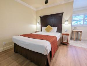 Queen Room - Non Smoking room in Wilkies Inn - Clarion Collection