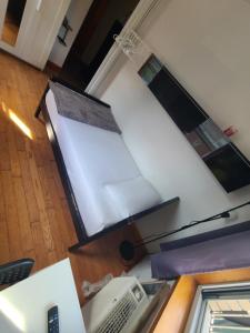 Single bed space for traveler