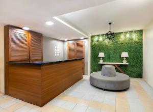 Spacious 2BR w Free Pool Access and Parking (709)