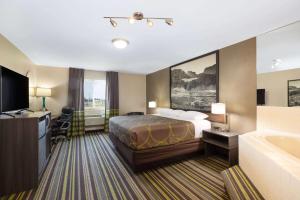 1 King Bed, Jetted Tub, Non-Smoking room in Super 8 by Wyndham Belgrade/Bozeman Airport