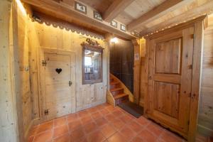 Chalets Les Griottes, veritable chalet de montagne, avec Jacuzzi et Sauna : photos des chambres