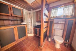 Chalets Les Griottes, veritable chalet de montagne, avec Jacuzzi et Sauna : photos des chambres