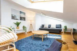 Penthouse in St Montaño, historic centre, WiFi.