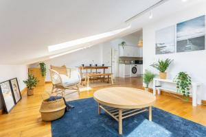 Penthouse in St Montaño, historic centre, WiFi.