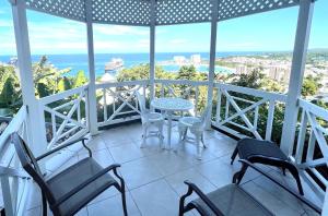 Hummingbird Retreat - Luxury Oceanview Apt, 7-Minute Walk to Beach