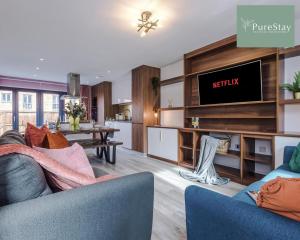 Spacious 5-bedroom Contractor House Sleeps 7 with Parking by PureStay