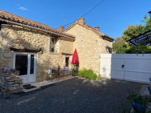 Maisons de vacances gite en pierre le paradis jaccuzzi piscine perigord pourpre 9km de bergerac : photos des chambres