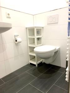 Alles komplett - 2 Schlafzimmer, große Küche, Bad