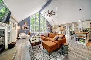 Modern Cabin w/Hot Tub & Fire Pit! - Baxter