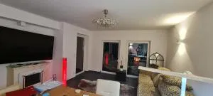 Möblierte Souterrainwohnung mit 2 Schlafzimmern und Garten - Eichwäldchen