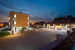 Malibu Grand Royale - Luxury Group Villa with Pool