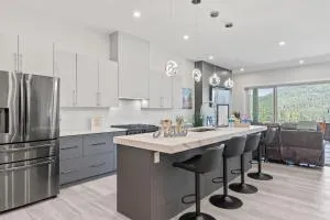 Above It All - Upper Suite, Close to Ski Resort - Enderby