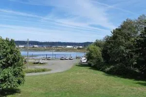 Charming Hidden Gem- Ocean View and Marina - Sayward