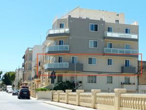 Joseph 2, Stylish corner flat with park views and close to the airport