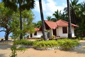 Nirukthie Beach Resort & Restaurant - Mudalaipali