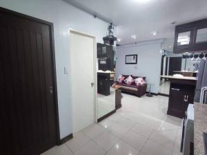 Near Manila Airport, MAILZ HOMEZ COZY 2 Bedroom Condo, Full Kitchen, Swimming Pool, WIFI, 4R