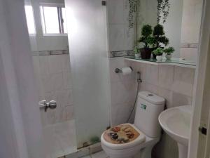 Near Manila Airport, MAILZ HOMEZ COZY 2 Bedroom Condo, Full Kitchen, Swimming Pool, WIFI, 4R