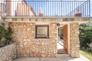 Bas de villa au milieu des oliviers.