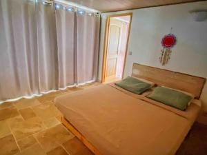 Bas de villa au milieu des oliviers.