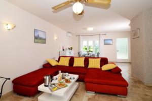 Villa con giardino privato, tre camere, due bagni