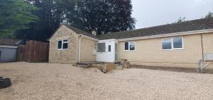 FREE Parking, Stylish and Spacious Bungalow