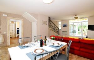 Villa con giardino privato, tre camere, due bagni