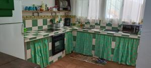 Habitación matrimonial en un bajo baño compartido Areas compartidas