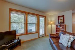 Hutson's Hideaway apts - Carson