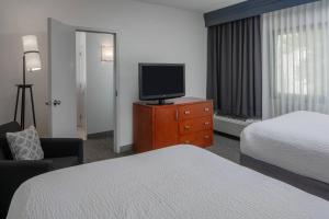 One-Bedroom Suite with Courtyard View room in Courtyard by Marriott Memphis East/Park Avenue