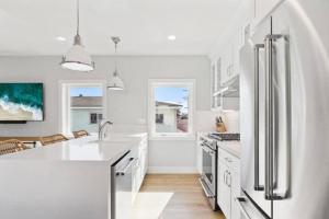 Contemporary Luxury Apartment Steps from Beach